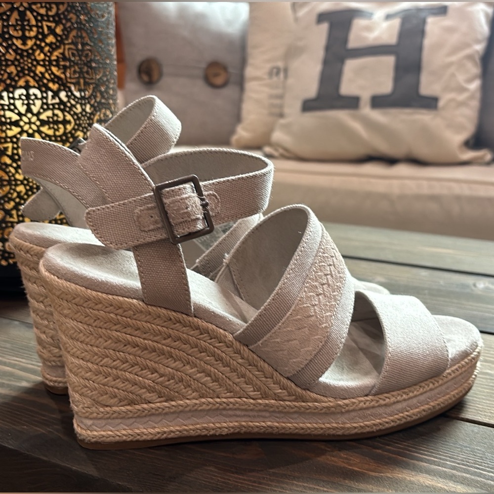 Tom’s wedge heels